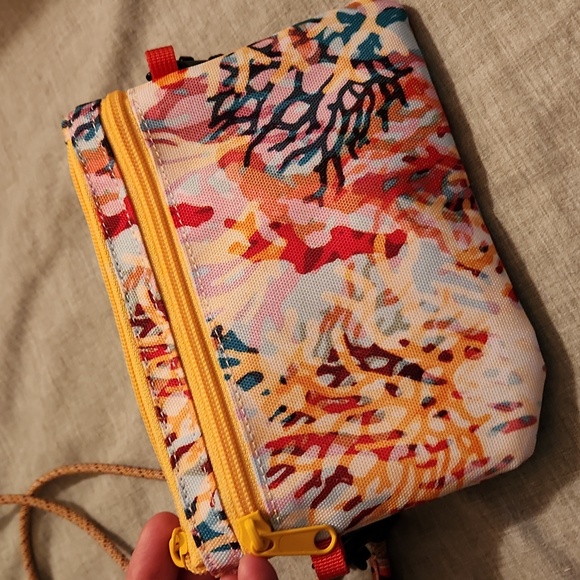 Kavu EUC small crossbody or wristlet purse - Picture 4 of 10